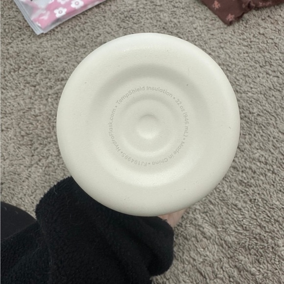 Hydro Flask Cream Water Bottle - Picture 4 of 4